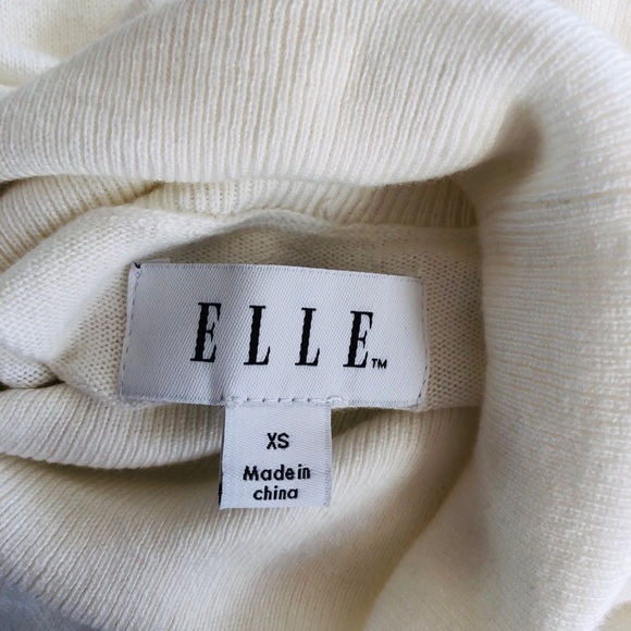 Elle Turtleneck Top With Lace Detail - Picture 4 of 6